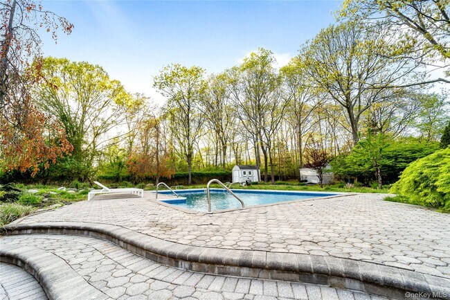 Building Photo - 212 Fairway Dr