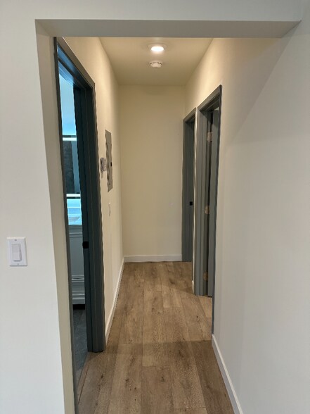 Building Photo - 2021 Beachwood Dr