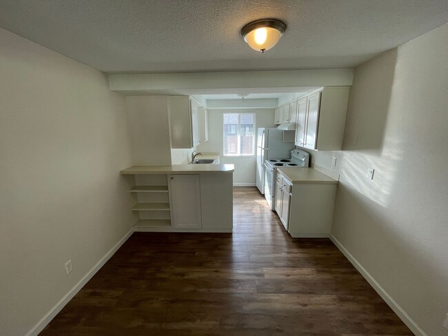 Building Photo - What the luxury of your OWN bathroom?