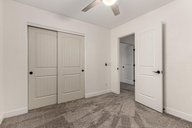 Building Photo - 390 W Wisteria Pl