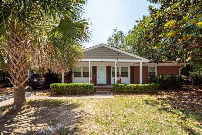 Building Photo - 3 Bedroom 2 Bath Home in West Ashley Plant...