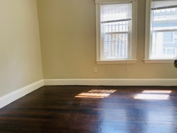 Building Photo - 27 Curve St