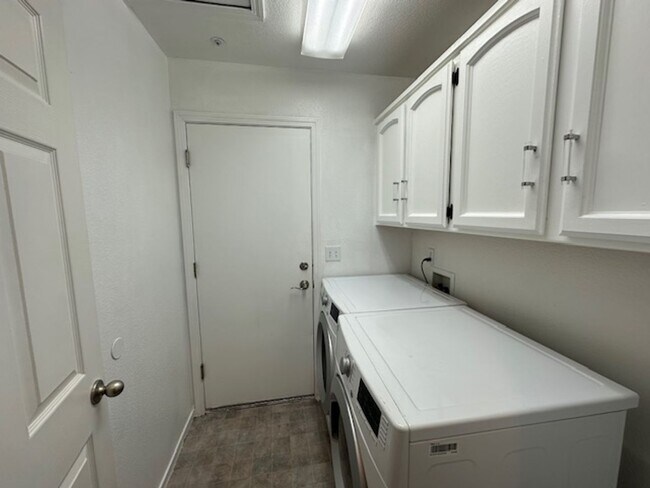 Building Photo - 888 Browning Cir