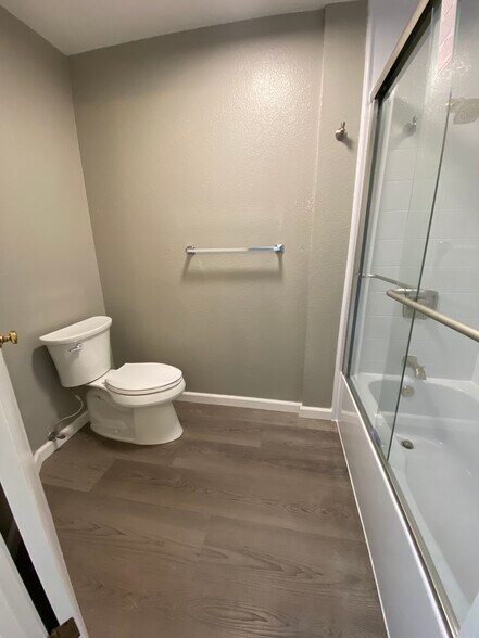 Top floor tub/shower and toilet. - 443 Willow Ave