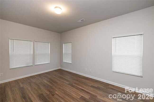 Building Photo - 142 S Bell Ave
