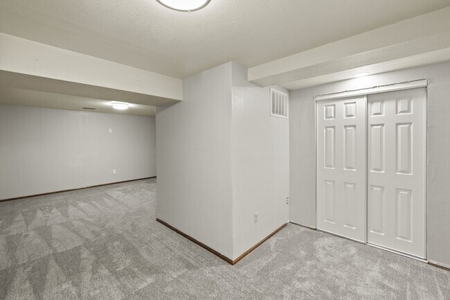 Building Photo - 5647 Old Farm Cir E