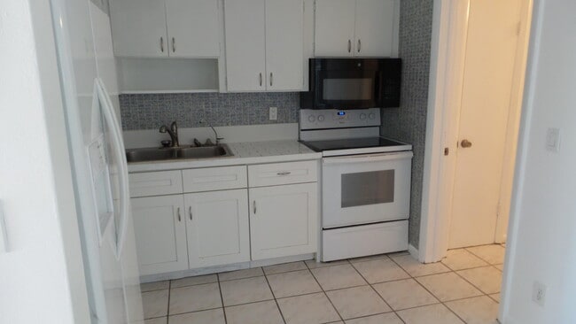 Building Photo - 9459 SW 51st Ct