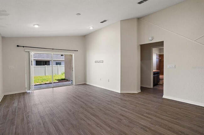 Building Photo - 581 Greenshank Dr