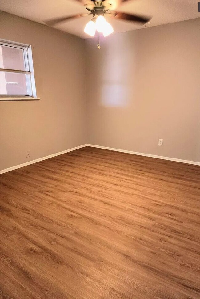 Building Photo - A Charming 2 Bedroom, 1.5 Bath in West Lub...