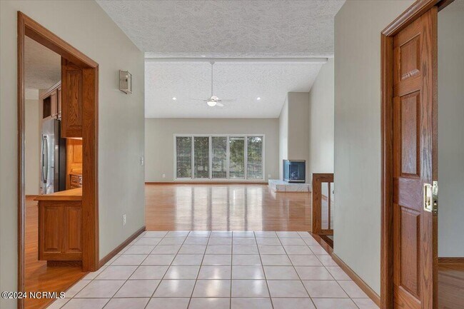 Building Photo - 38 Pinebrook Dr
