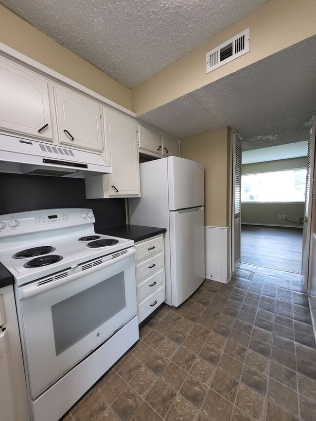 Building Photo - (2) Bed+Study/(2.5) Bath Townhome w/ Pool Access! Available NOW!