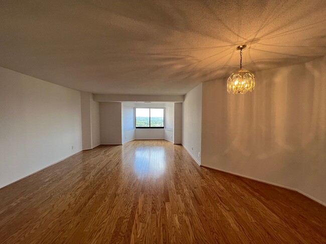 Building Photo - Luxurious 2 Bed 2 Bath Penthouse In Alta V...