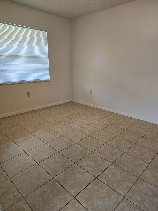 Building Photo - Amazing 2/1 Near Downtown Inverness!!!