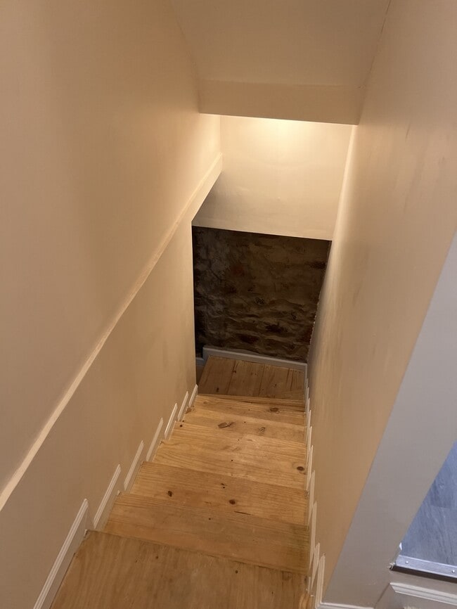 Building Photo - Remodeled 2 bed, 1 bath with laundry