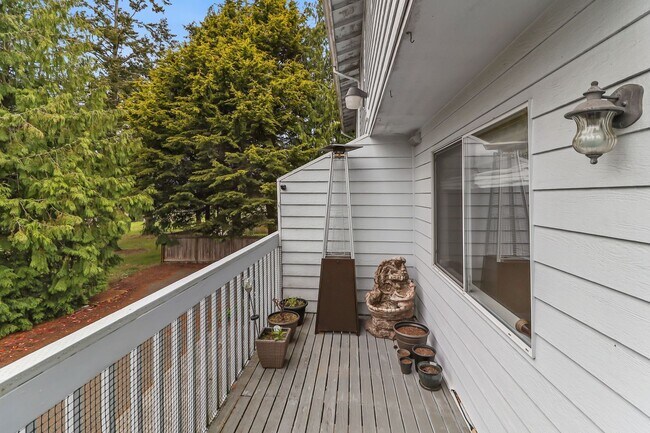 Building Photo - 2 Bed 2 Bath - Craftsman Condo - NAS Whidbey
