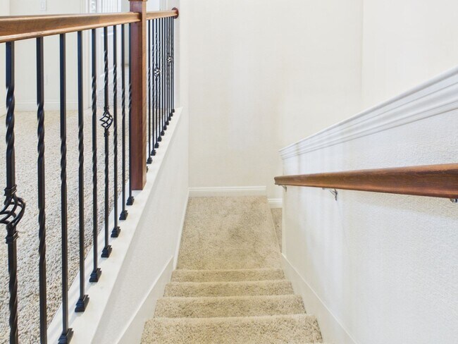 Building Photo - Spacious 5-Bedroom Solar Home in Blackstone with Resort Style Amenities