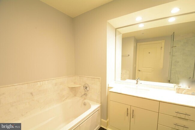 Building Photo - 900 N Washington St