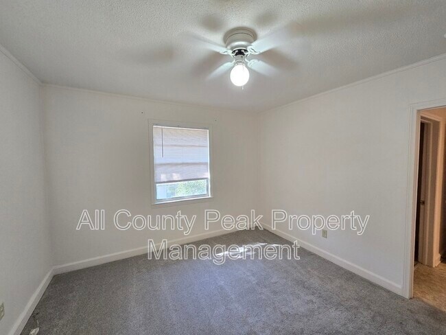 Building Photo - 10 Fountain Cir