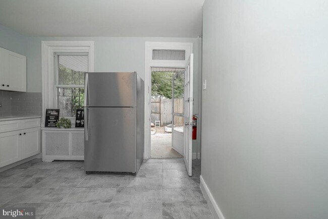 Building Photo - 201 Dupont St