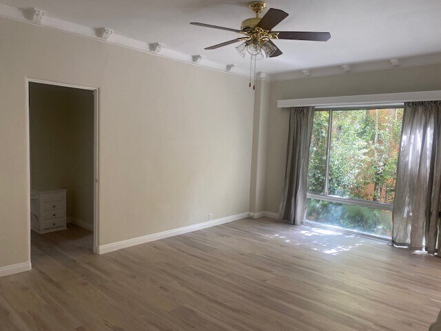 Building Photo - 152 S Sycamore Ave