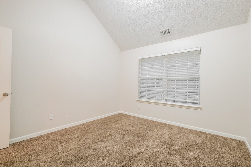 Building Photo - 3900 Georgia Dr