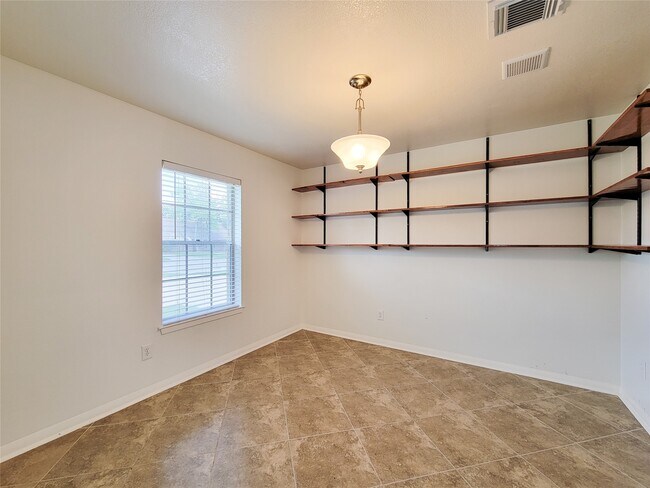 Building Photo - 2115 Forest Oaks Dr