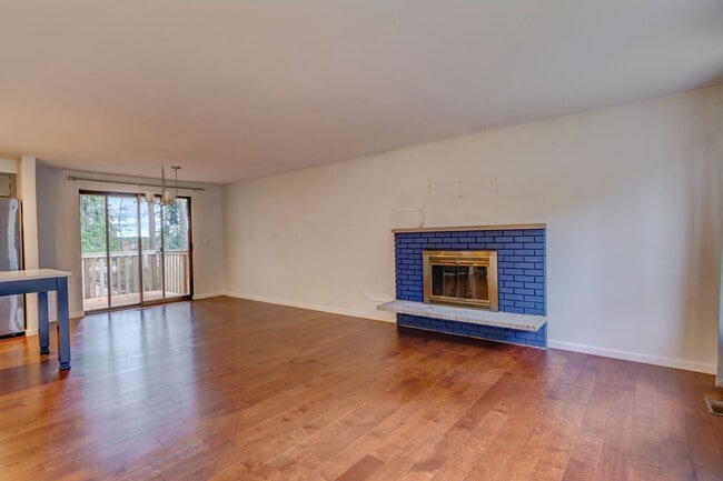 Building Photo - Spacious 4-Bedroom Home with Modern Upgrad...