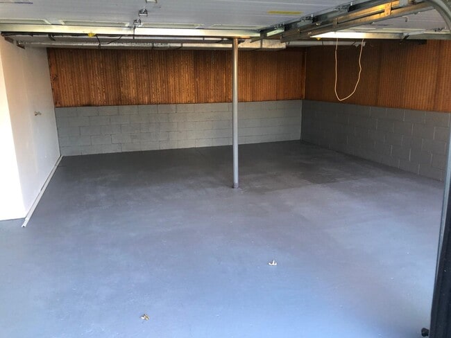 Building Photo - Upper St. Clair - 3 BR Split Entry House, Garage, Central Air!