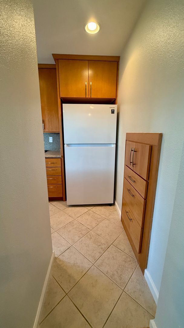 Building Photo - Beautiful 3 Bedroom 1 1/2 Bath Townhouse i...