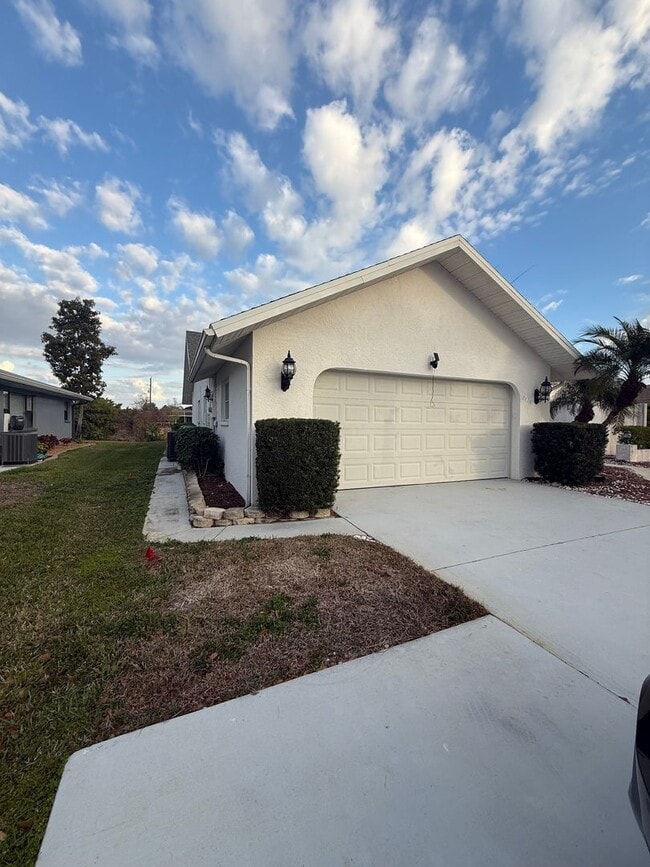Building Photo - Stunning Furnished Pool him on Accessible Canal