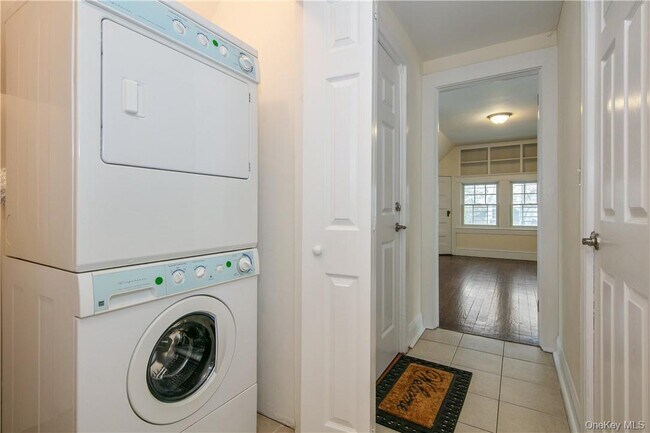 Building Photo - 270 W 261st St