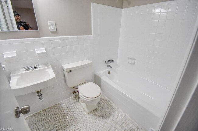 Building Photo - 318 Collinwood Dr