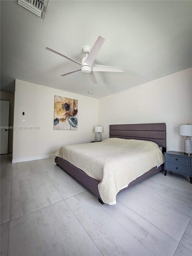 Building Photo - 1001 SE 14th Dr