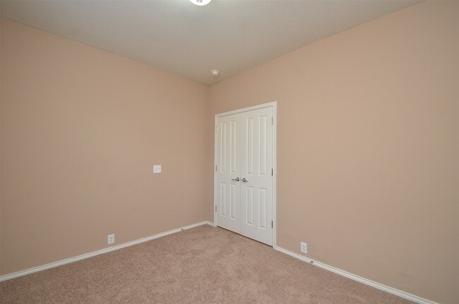 Building Photo - 915 Butterfly Ln