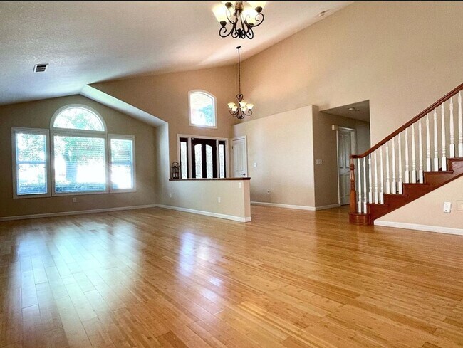 Building Photo - 4 Bedroom 2.5 bathroom 2 Story Home Naragh...