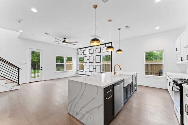 Building Photo - 4303 Buck St