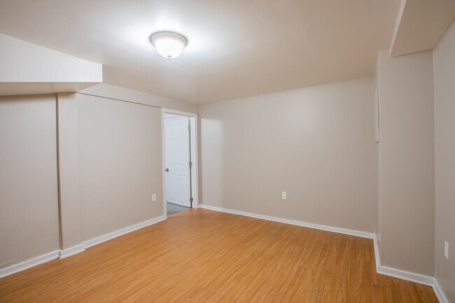 Building Photo - Charming 2 BR/1 Townhome in Brooklyn Park!
