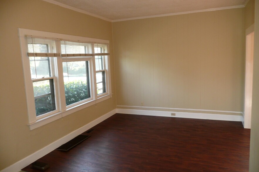 Living Room - 7217 N Fiske Ave