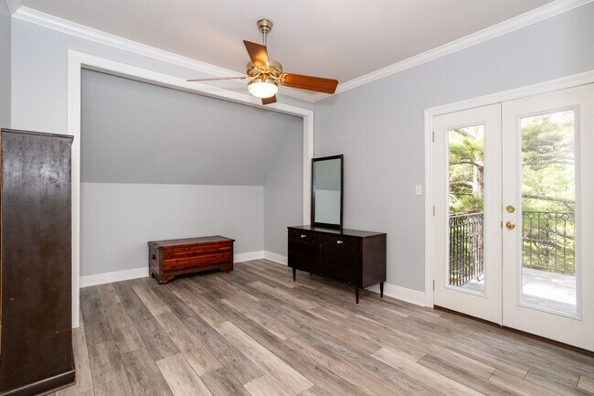 Building Photo - Historic Highland Road Beauty with Bayou V...