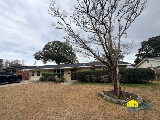 Building Photo - Beautifully Renovated 4BR Home with Private Pool in Fort Walton Beach!