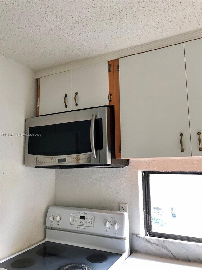 Building Photo - 1 bedroom in Sunny Isles Beach FL 33160