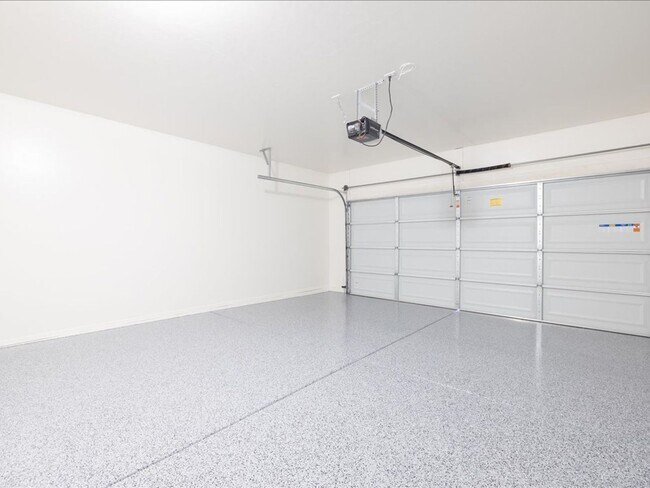 Building Photo - 3 Bedroom 2 Bathroom With Den      SOLAR PANELS! BRAND NEW FULL INTERIOR PAINT!! BRAND NEW EPOXY ...