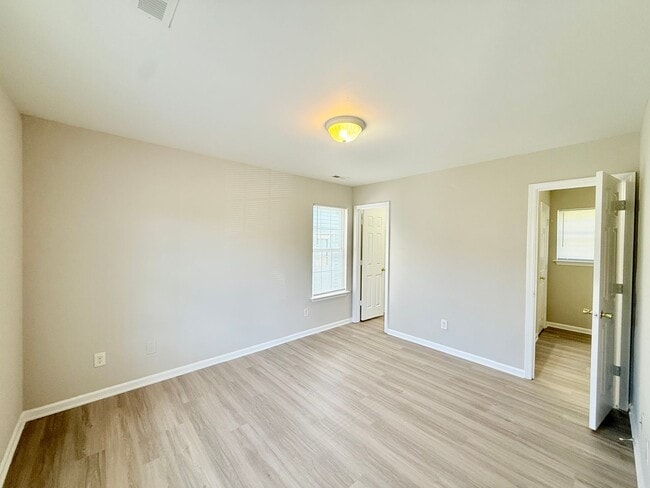 Building Photo - 3550 Crestridge Dr