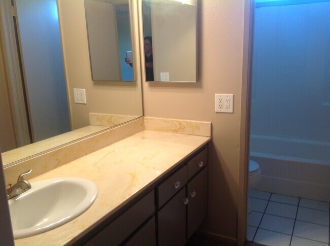 Building Photo - Stunning Newbury Park Home