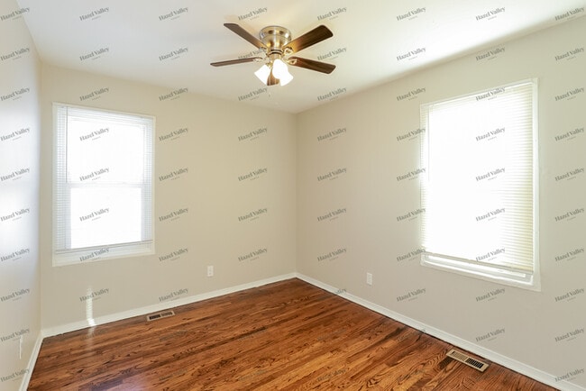 Building Photo - 500 E 3 Dr S