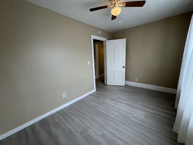 Building Photo - 3 Bedroom 2 Bath Where Timeless History Meets Modern Living!