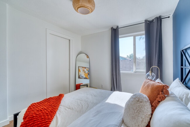 Building Photo - 5222 SE Holgate Blvd