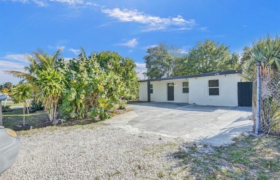 Primary Photo - 1632 Lauderdale Manor Dr