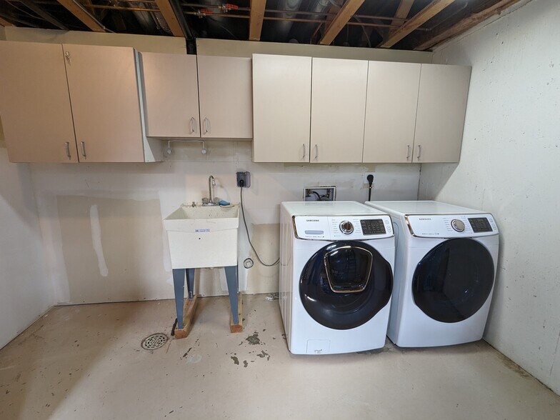 Laundry - 525 Manhattan Dr