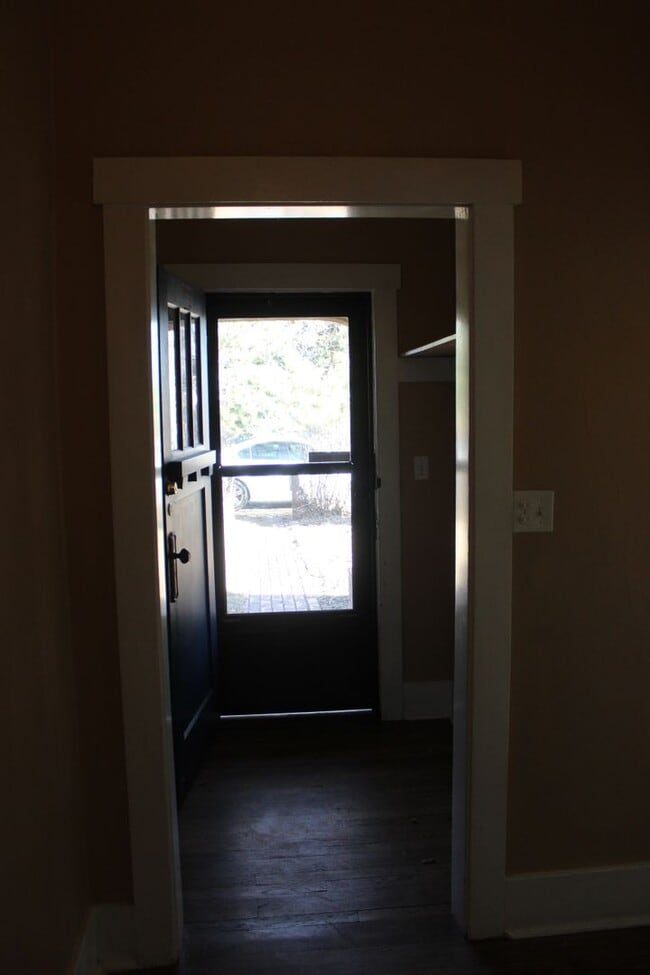Building Photo - LARGE 3 bedroom in Old Broadmoor